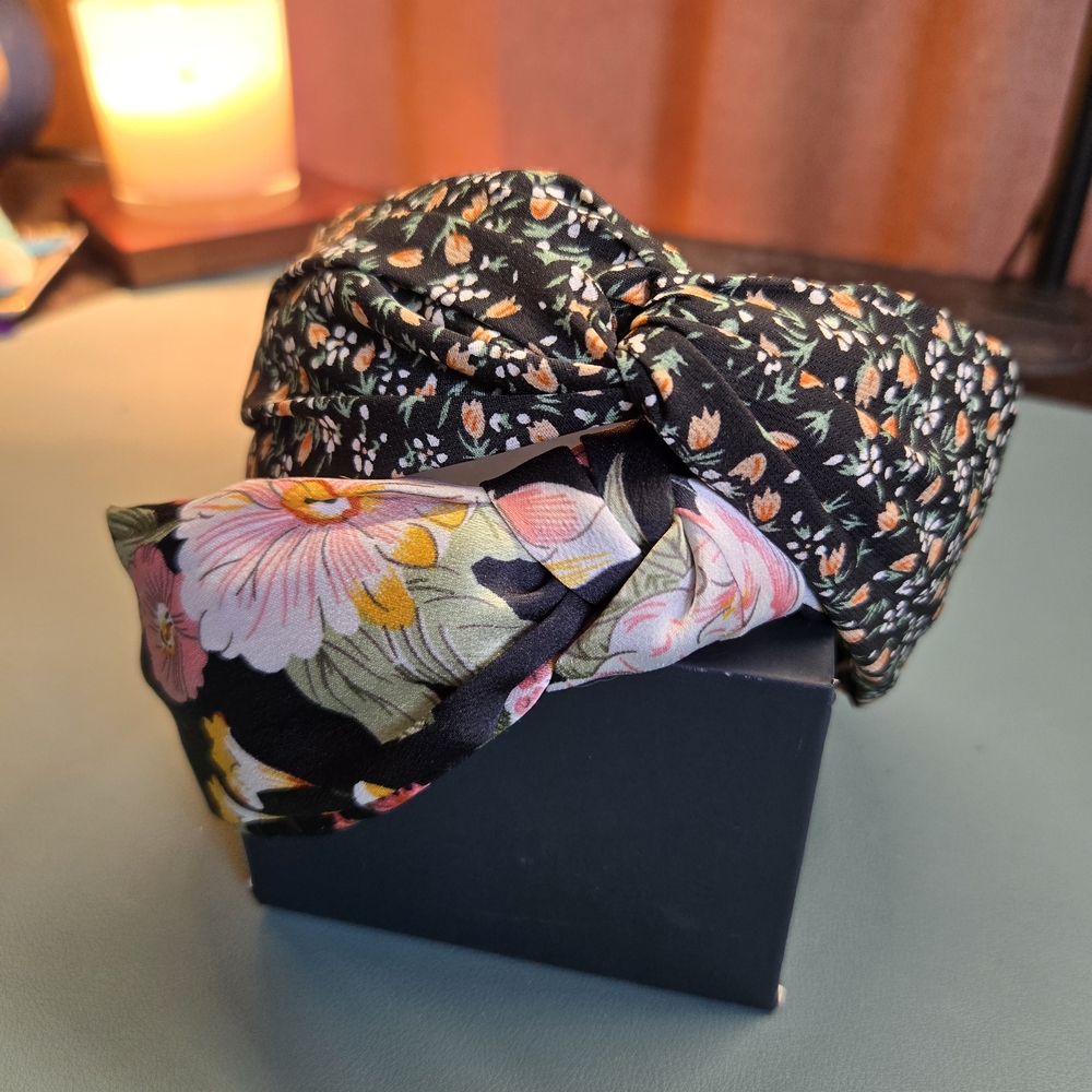 1 Floral Knot Headband Large Print - Picture 2 of 2